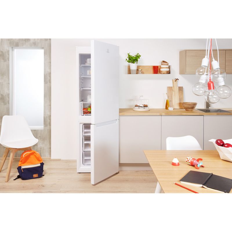 Indesit-Lodowka-z-zamrażarką-Wolnostojące-LR8-S2-W-B-Biel-Dwudrzwiow-y-a-Lifestyle-frontal-open