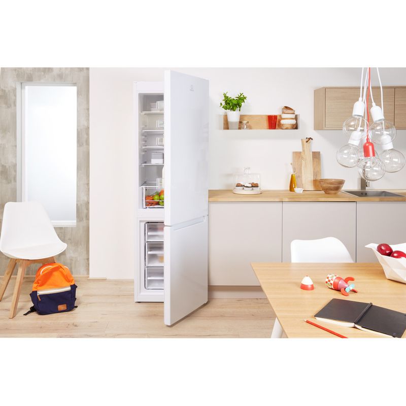 Indesit-Lodowka-z-zamrażarką-Wolnostojące-LR9-S1Q-F-W-Biel-Dwudrzwiow-y-a-Lifestyle-frontal-open