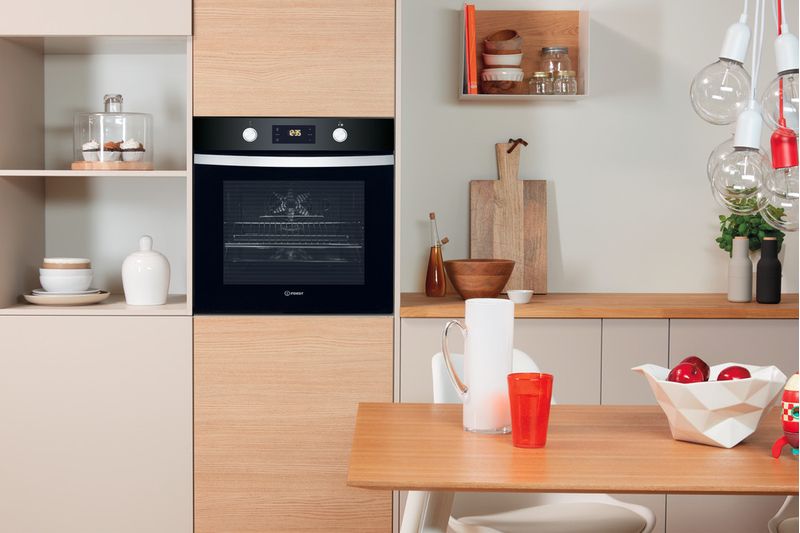 Indesit Piekarnik Do zabudowy IFW 4841 JC BL Elektryczny A+ Lifestyle frontal