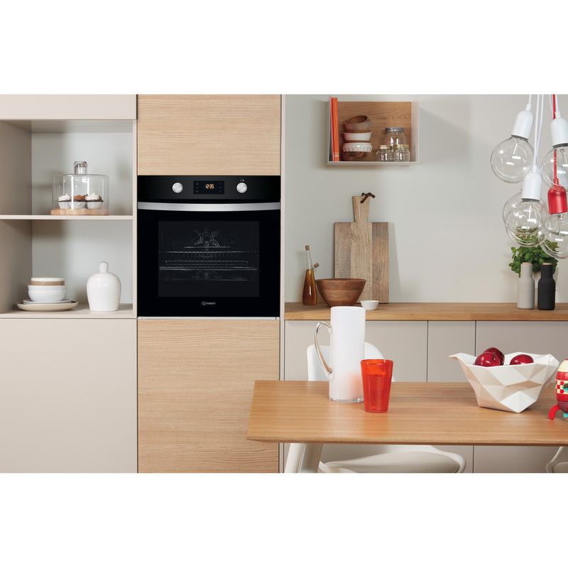 Indesit-Piekarnik-Do-zabudowy-IFW-4841-JH-BL-Elektryczny-A--Lifestyle-frontal