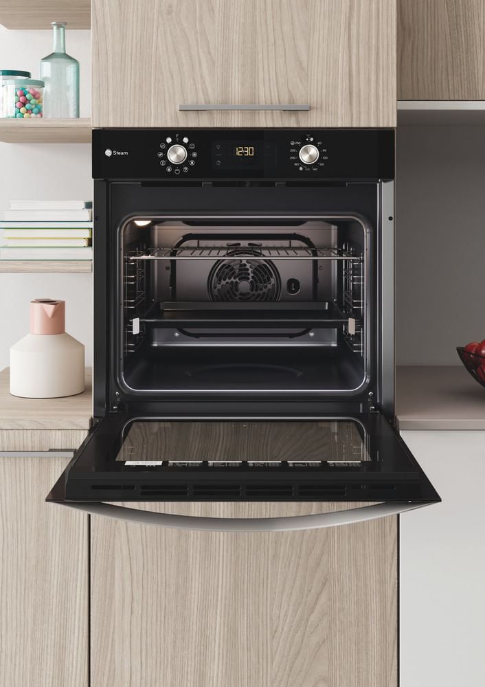 Indesit Piekarnik Do zabudowy IFWS 4841 JH BL Elektryczny A+ Lifestyle frontal open