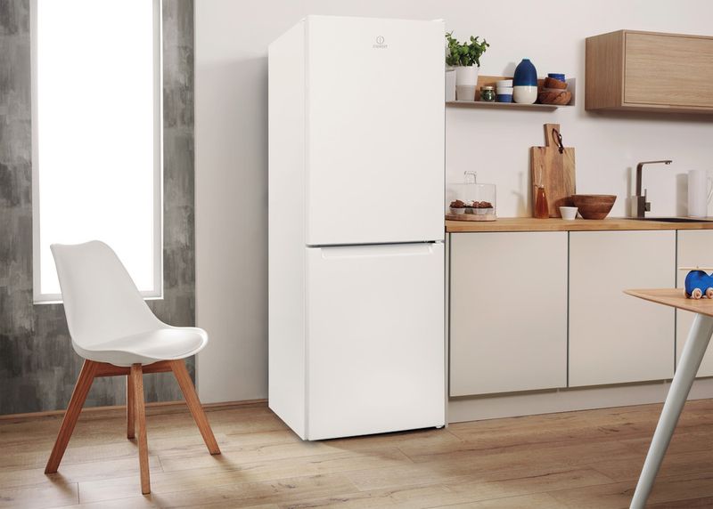 Indesit Lodówka z zamrażarką Wolnostojące LI7 SN1E W Biel Dwudrzwiow(y)a Lifestyle perspective