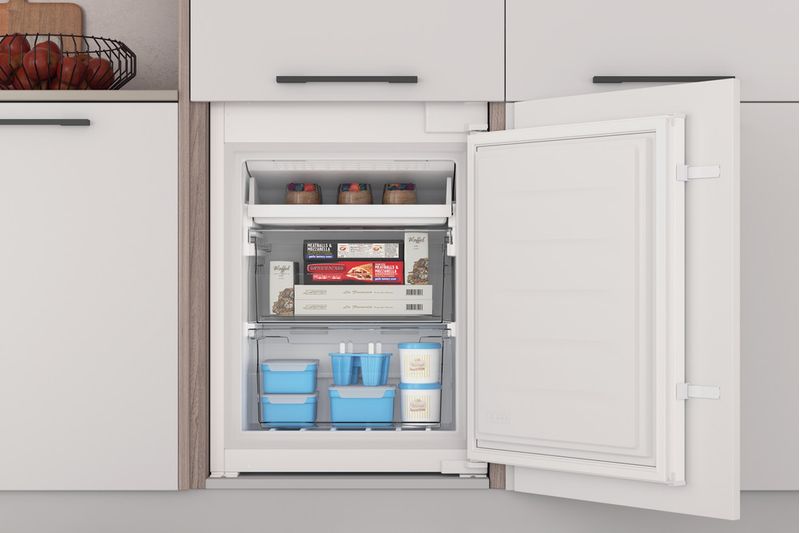 Indesit Lodówka z zamrażarką Do zabudowy INC18 T311 Biel Dwudrzwiow(y)a Lifestyle frontal open