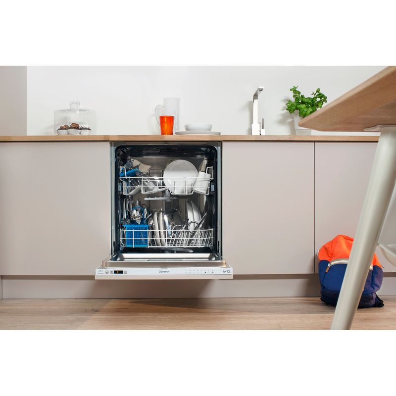 Indesit-Zmywarka-Do-zabudowy-DIFP-18B1-A-EU-Zintegrowane-A-Lifestyle-frontal-open