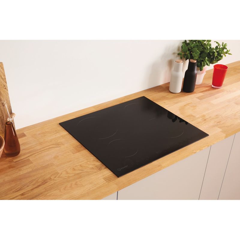 Indesit-Płyta-grzewcza-VID-641-B-C-Czarny-Induction-vitroceramic-Lifestyle-perspective