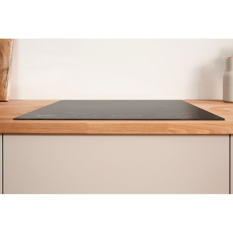 Indesit-Płyta-grzewcza-VID-641-B-C-Czarny-Induction-vitroceramic-Lifestyle-frontal-top-down