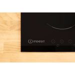 Indesit-Płyta-grzewcza-VID-641-B-C-Czarny-Induction-vitroceramic-Lifestyle-detail