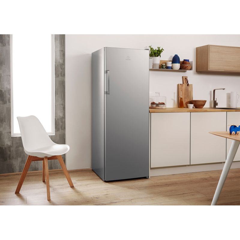 Indesit-Lodowka-Wolnostojące-SI6-1-S-Srebrny-Lifestyle-perspective