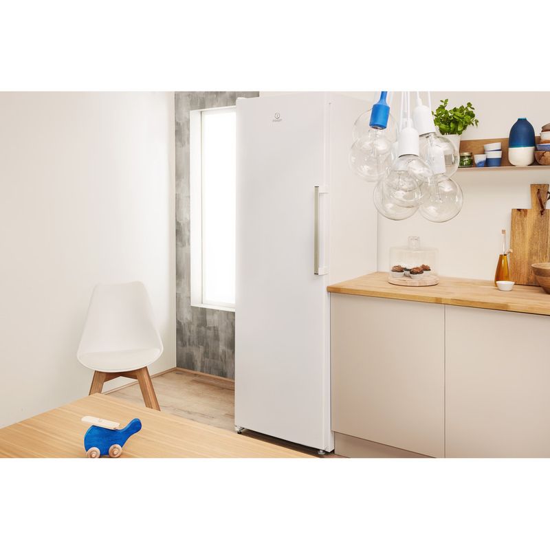 Indesit-Zamrażarka-Wolnostojące-UI6-F1T-W-Biały-Lifestyle_Perspective