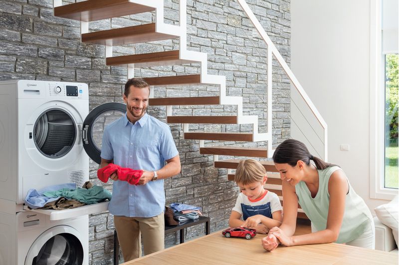 Indesit Suszarka YT M11 82K RX EU Biel Lifestyle people