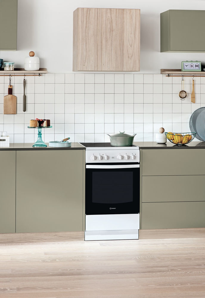 Indesit Kuchenka IS5V8GMW/E Biel Elektryczne Lifestyle perspective