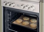 Indesit Kuchenka IS5V8GMW/E Biel Elektryczne Lifestyle perspective open
