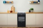 Indesit Kuchenka IS5G8CHB/PO Czarny Gazowy Lifestyle frontal