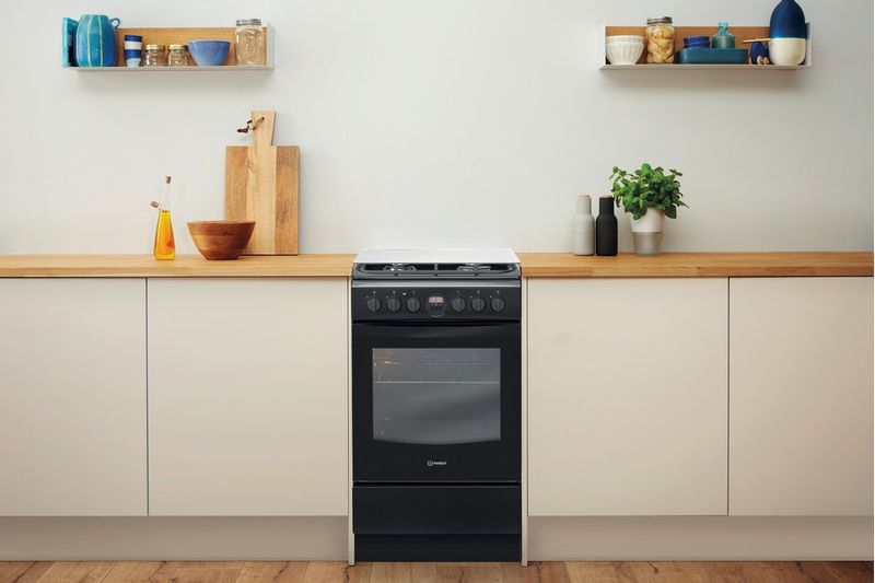 Indesit-Kuchenka-IS5G8CHB-PO-Czarny-Gazowy-Lifestyle-frontal