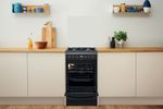 Indesit Kuchenka IS5G8CHB/PO Czarny Gazowy Lifestyle frontal open
