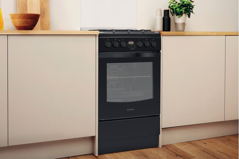 Indesit Kuchenka IS5G8CHB/PO Czarny Gazowy Lifestyle perspective
