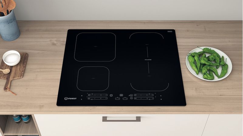 Indesit-Płyta-grzewcza-IB-65B60-NE-Czarny-Induction-vitroceramic-Lifestyle-frontal-top-down