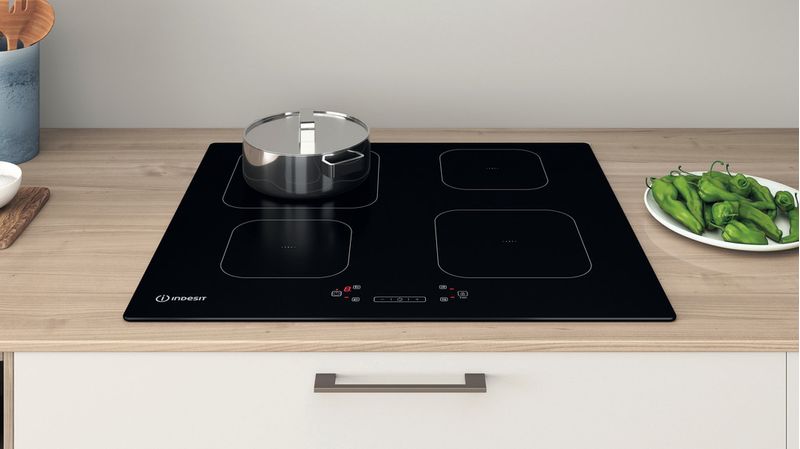 Indesit Płyta grzewcza IS 83Q60 NE Czarny Induction vitroceramic Lifestyle frontal top down