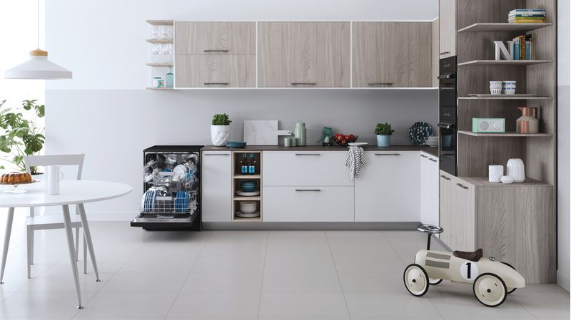 Indesit Zmywarka Wolnostojące DFC 2C24 B Wolnostojące E Lifestyle frontal open