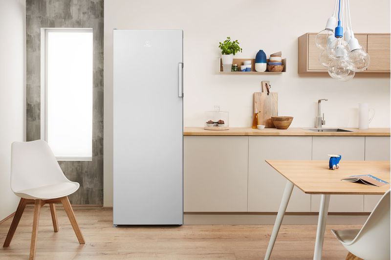 Indesit Zamrażarka Wolnostojące UI6 1 S.1 Srebrny Lifestyle frontal