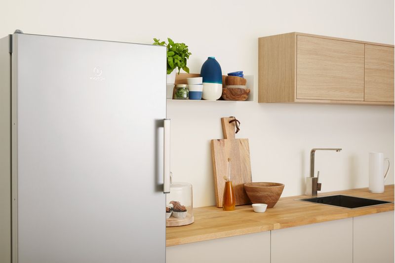 Indesit Zamrażarka Wolnostojące UI6 1 S.1 Srebrny Lifestyle perspective