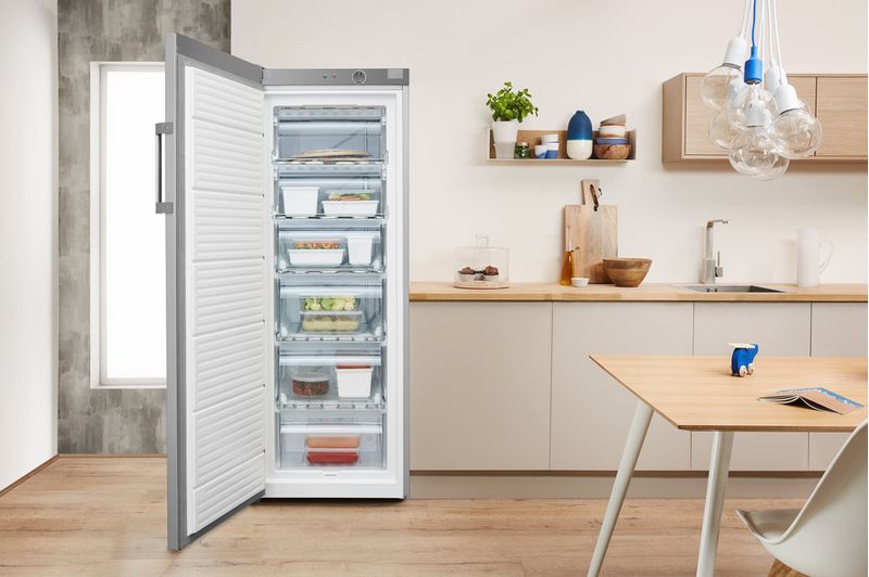 Indesit Zamrażarka Wolnostojące UI6 1 S.1 Srebrny Lifestyle frontal open
