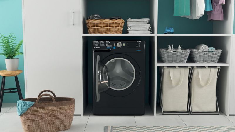 Indesit-Pralka-Wolnostojące-BWE-71452X-K-PL-N-Czarny-Ładowany-od-frontu-E-Lifestyle-frontal-open