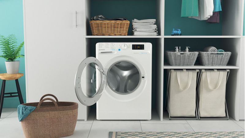 Indesit Pralka Wolnostojące BWSE 71095X WSV PL Biel Ładowany od frontu B Lifestyle frontal open