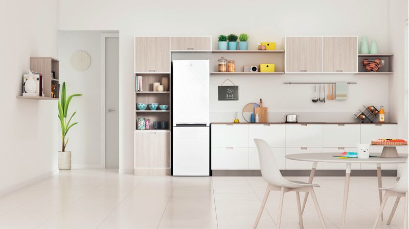 Indesit-Lodowka-z-zamrażarką-Wolnostojące-LI8-S2E-W-1-Biały-Dwudrzwiow-y-a-Lifestyle-frontal-open
