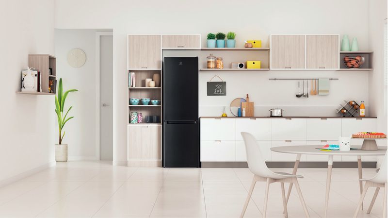 Indesit-Lodowka-z-zamrażarką-Wolnostojące-LI8-S2E-K-1-Czarny-Dwudrzwiow-y-a-Lifestyle-frontal