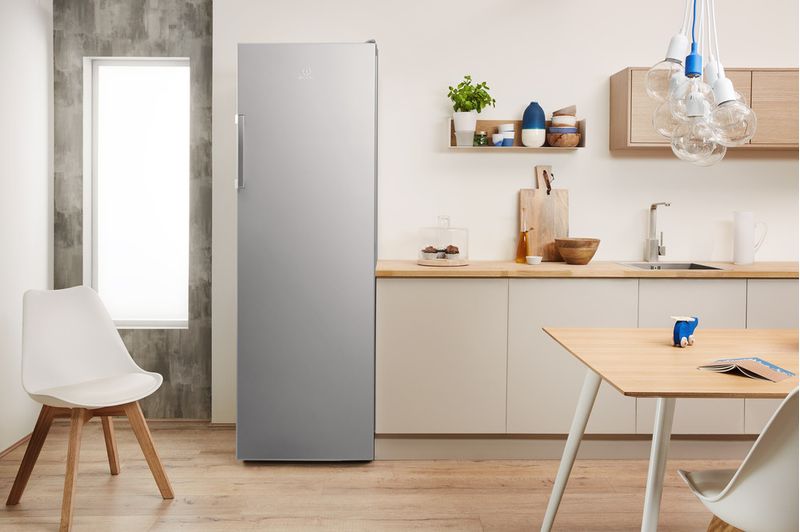 Indesit-Lodowka-Wolnostojące-SI6-1-S-Srebrny-Lifestyle-frontal