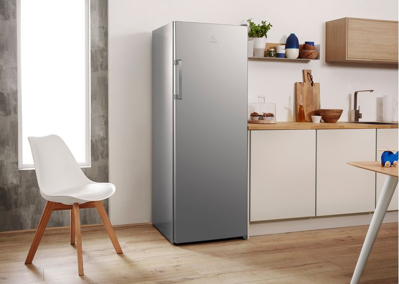 Indesit-Lodowka-Wolnostojące-SI6-1-S-Srebrny-Lifestyle-perspective