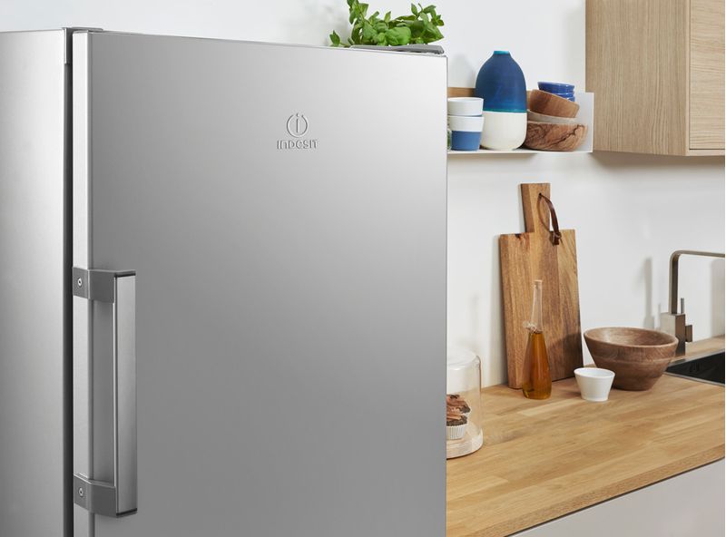 Indesit-Lodowka-Wolnostojące-SI6-1-S-Srebrny-Lifestyle-detail