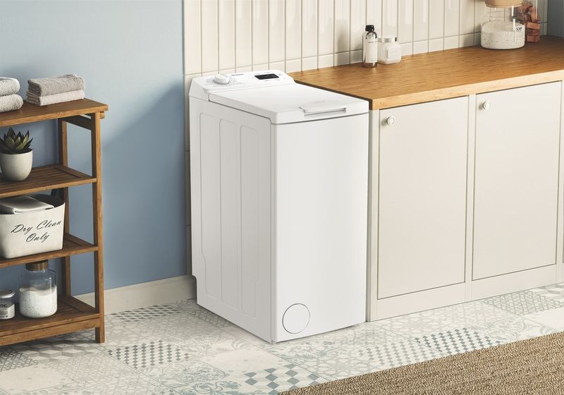 Indesit-Pralka-Wolnostojące-ETI513EMTPL-Biel-Ładowana-od-gory-C-Lifestyle-perspective
